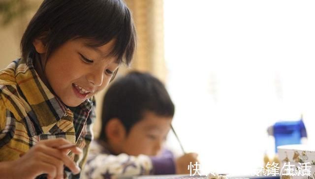 男孩子|8岁男孩“偷亲”女同桌,妈妈知道后的做法,让老师都竖起大拇指