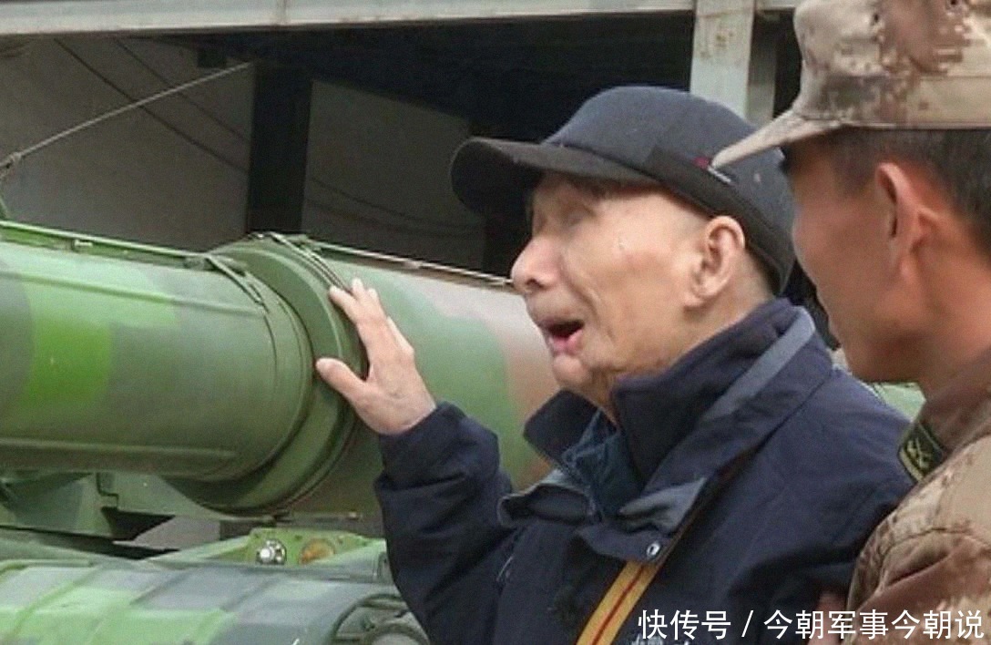 坦克|隐姓埋名71年抗战老兵因小物件曝光身份,部队出动6辆坦克迎接