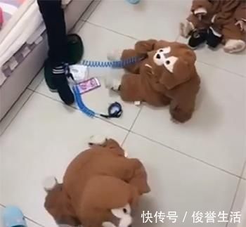 孩子|妈妈有事出门,爸爸在家照顾3胞胎,反被3胞胎“照顾”