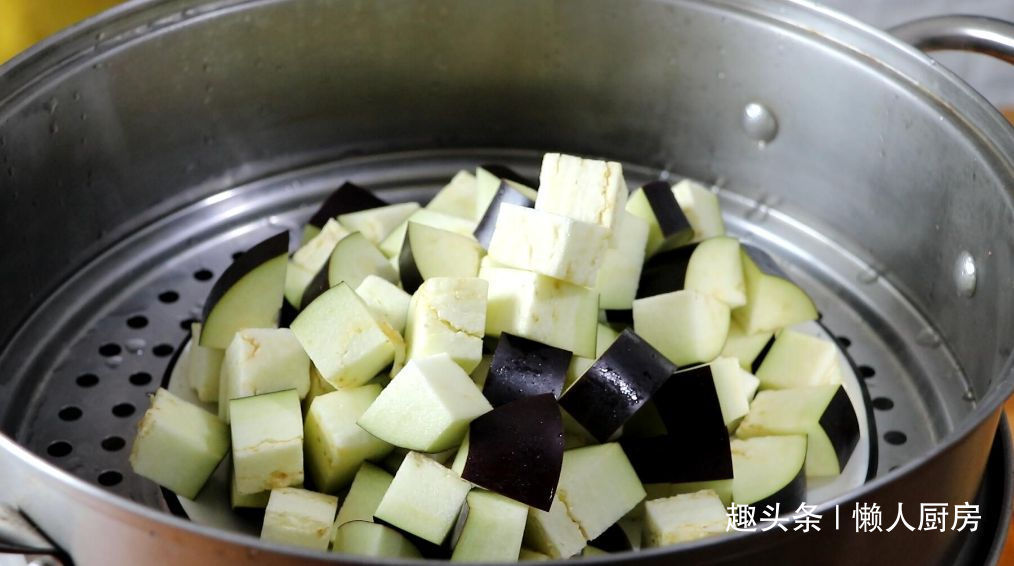 先蒸后炒，做出来的茄子不吸油，配上牛肉末一起炒，下饭好吃