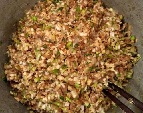 不管调什么饺子馅,放这3样,好吃的不得了,比饺子馆做得还香