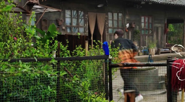 张艺兴被《向往》区别对待,雨中干活却被剪成了背景板,令人心疼