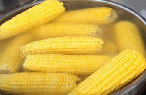 玉米只用清水煮，难怪不好吃，记得多放2味料，玉米变得更香甜