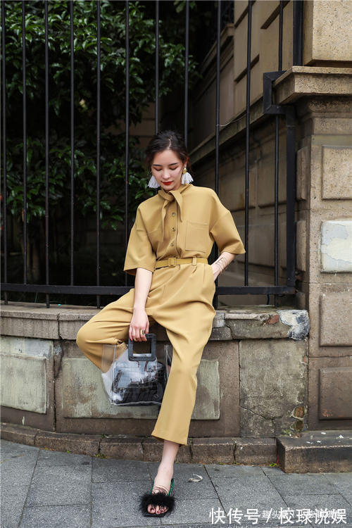 紧身裤 阔腿裤早过时了,今年流行“吃肉裤”,不仅时髦还显腿长,太美了