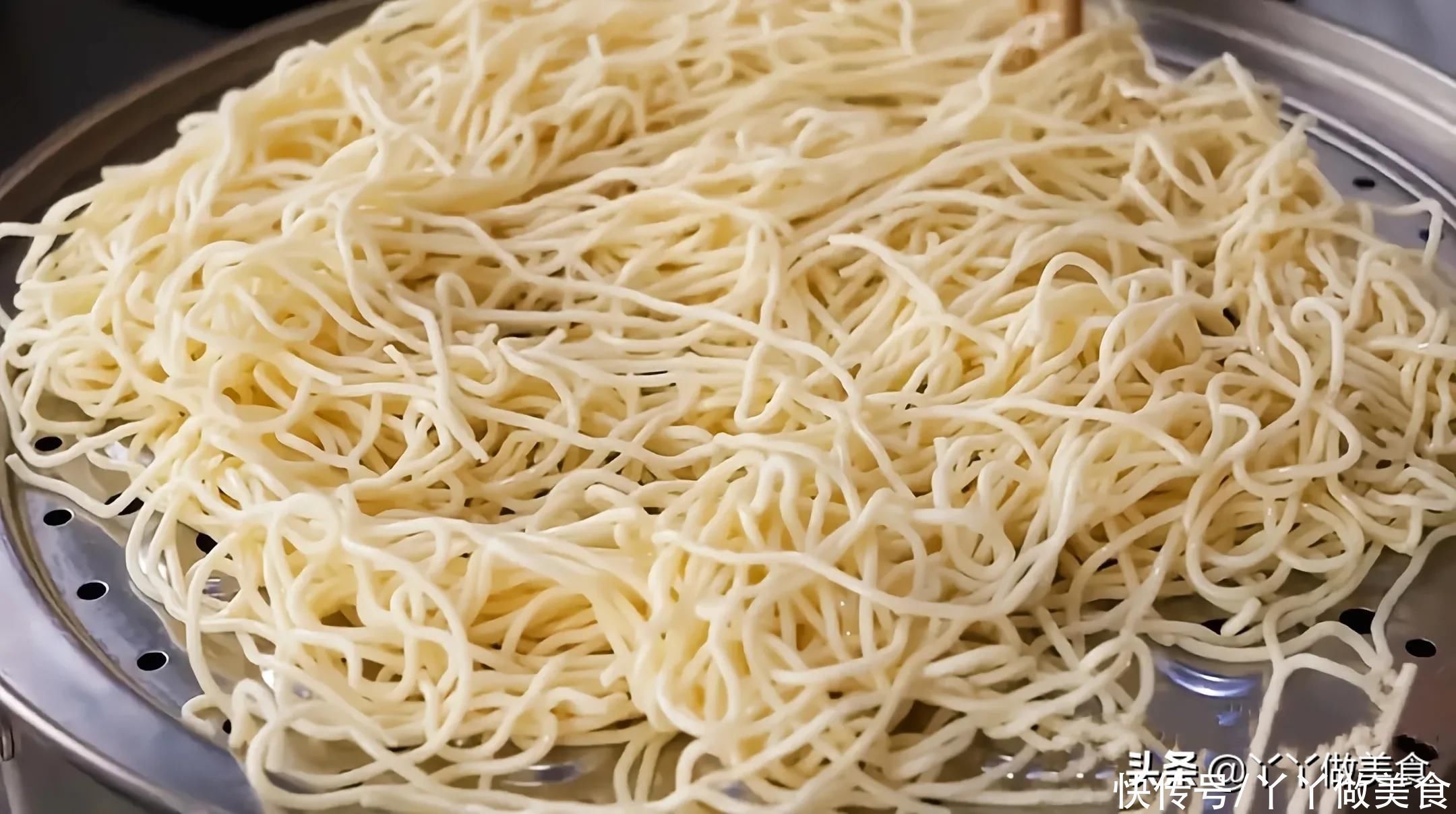 面条别煮着吃了，教你一个做新法，我家一周能吃上7回，比肉都香
