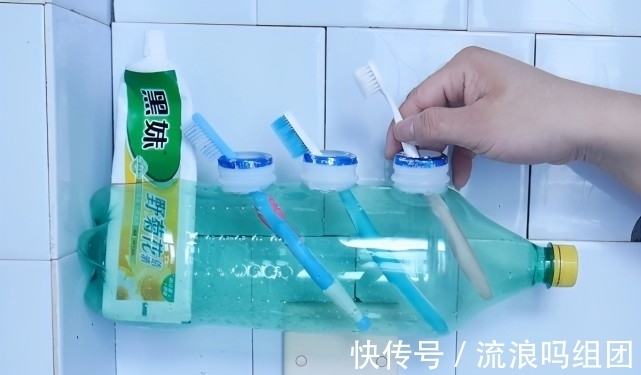 大号塑料瓶不要扔,中间切4个圆圈,放在卫生间,全家人都抢着用