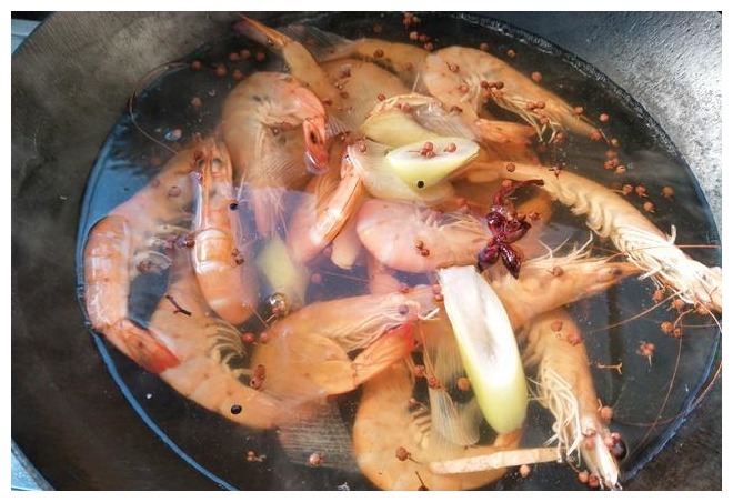 水煮虾，用最简单的方法烹饪，味道鲜美好吃