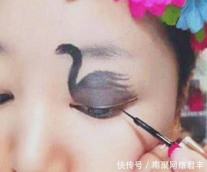 眼皮|女子在眼皮画出黑天鹅,当她眨眼睛的时候,美丽动人