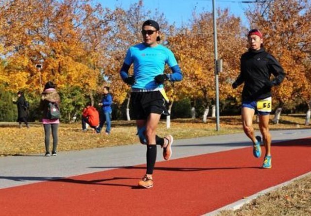 有氧运动|中年男子坚持跑步,虽然瘦了,但皮肤松弛特别显老,多数人中招