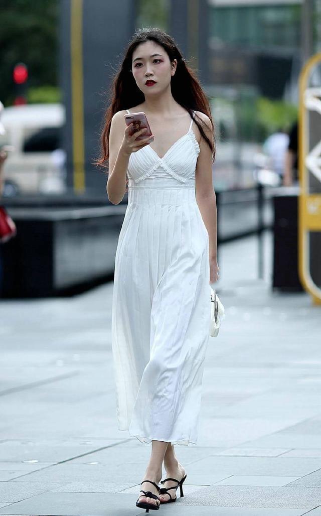 优雅|身穿吊带连衣裙的小姐姐,经典的黑白配色,显得优雅大方