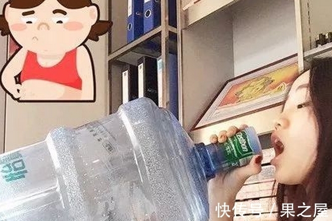 |搞笑图片幽默段子笑话:这自行车是怎么进去的,跟树都融为一体了