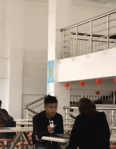 |搞笑GIF:去哪里比较合适呀,带五百块钱够吗