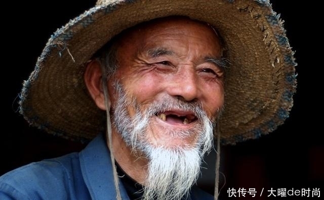 长寿的老人,年轻时睡前有4个好习惯,若坚持1、2个,长寿喜欢