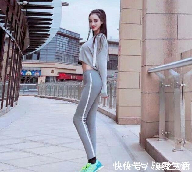 紧身裤|街拍美女身姿丰盈的打底裤小姐姐，高挑魅力，别具风格的穿搭