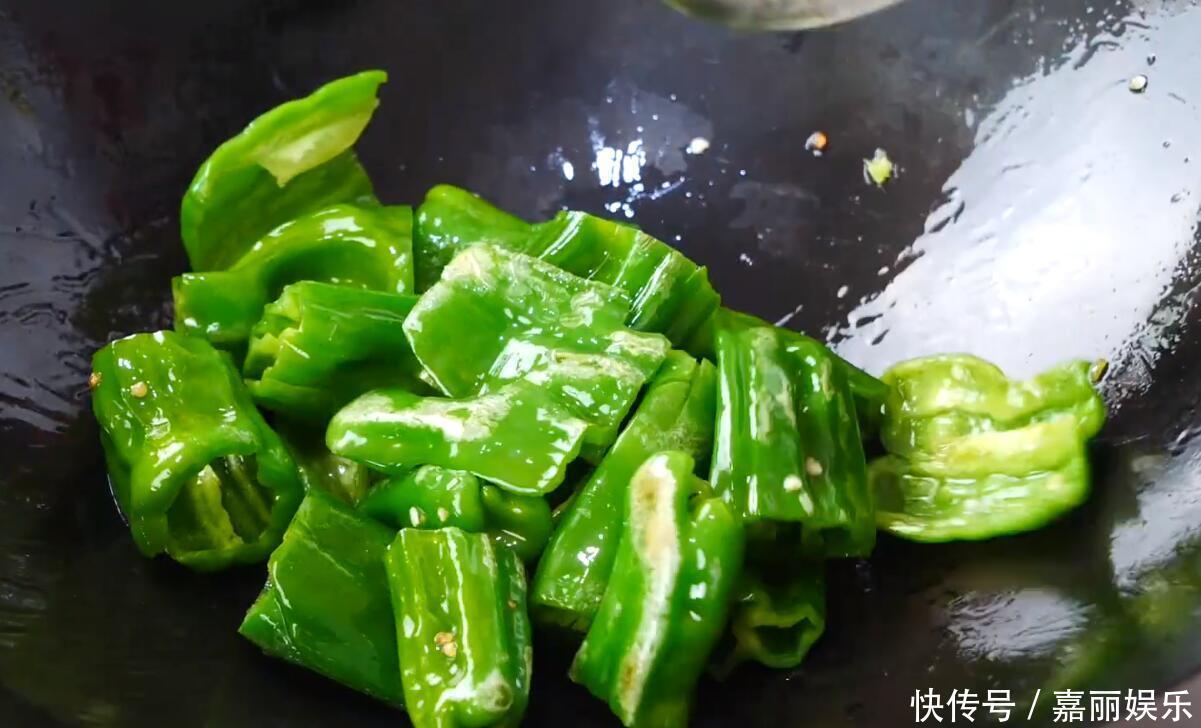 青椒炒荷包蛋家常做法,焦香美味简单快捷,营养开胃又下饭