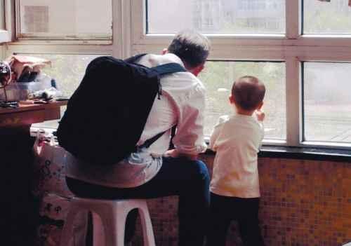 安全意识|“霸气爷爷”走红网络,下雨天带孙子出门,超豪华雨伞引路人围观