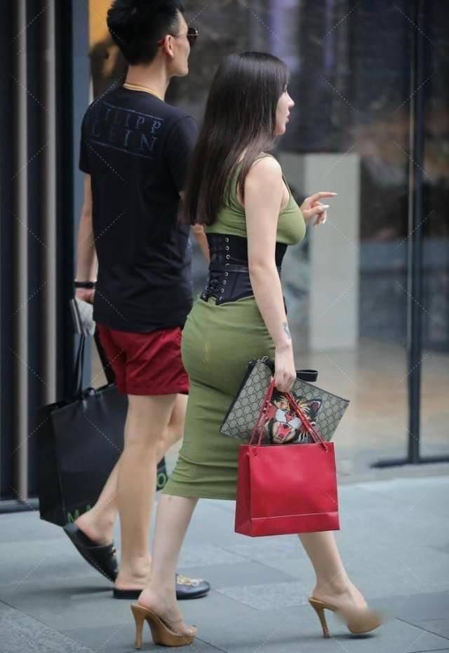 绿色紧身裹身裙看着就优雅,束腰神器彰显蚂蚁腰,红色包包太辣眼