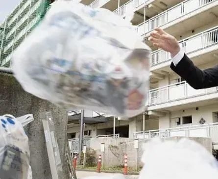 垃圾|女子扔个垃圾，手指断了要手术！这个习惯很多人也有