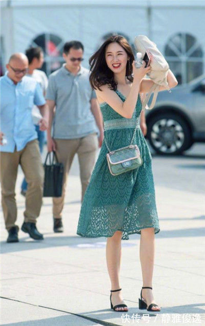 外衣|街拍：嫣然巧笑的美女，格子外衣搭配连衣裙，时尚又不美感