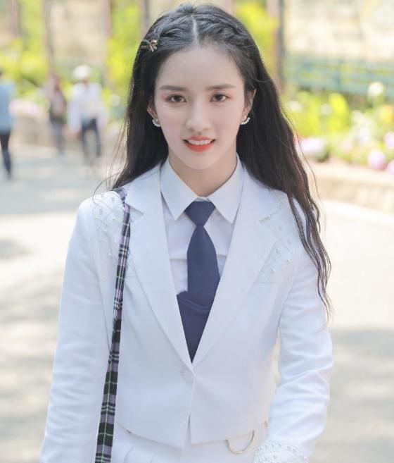 刘些宁录节目被调侃吃得多,但看完身材,网友:我感觉我不配吃饭