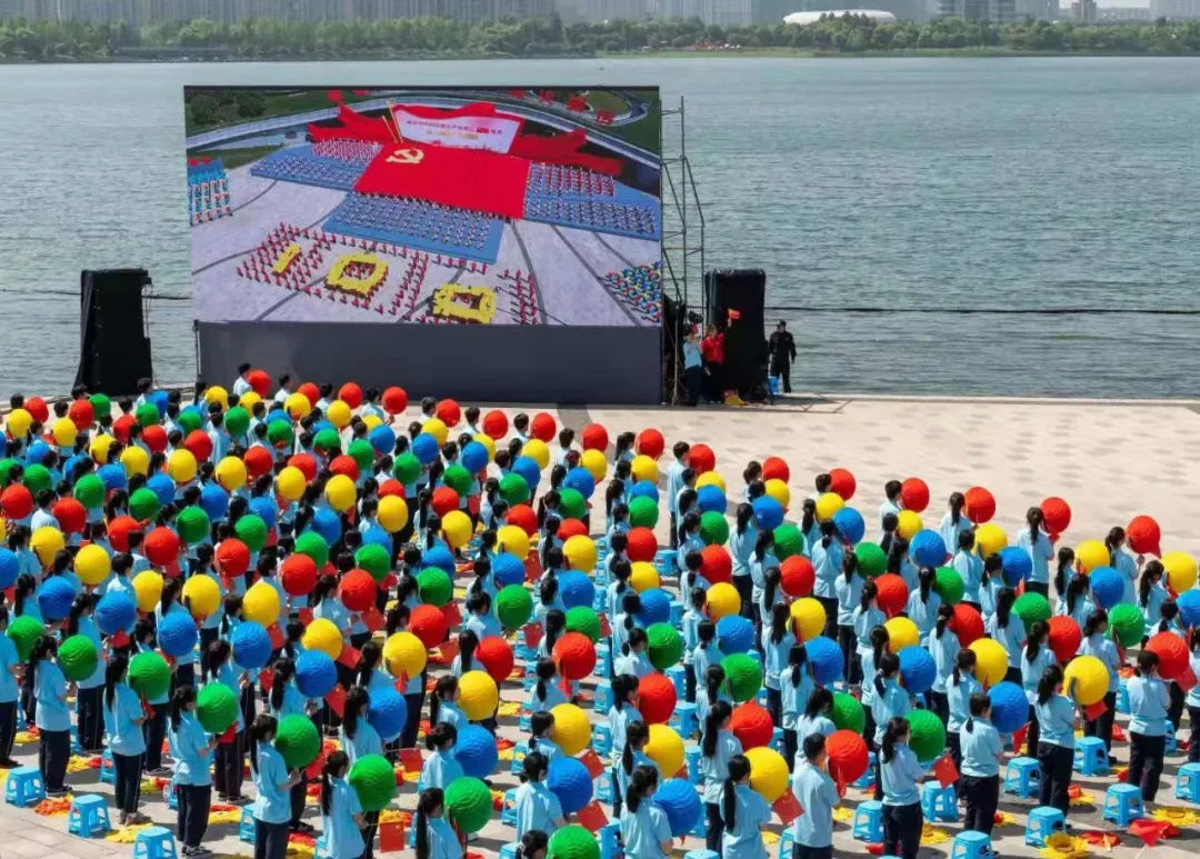 凤凰湖畔，同唱一首赞歌！