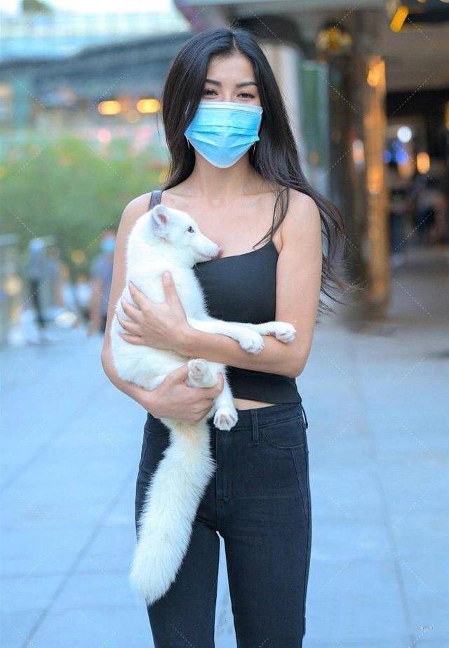 浅橘色的一字肩，配上灰色的休闲长裤，让好身材变得无处遁形