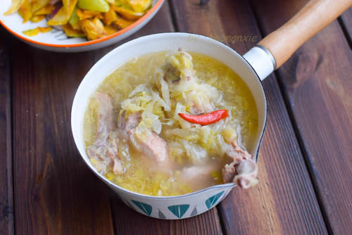 东北酸白菜的腌制方法和酸菜排骨汤的详细做法