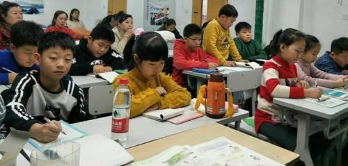 中小学周六上课？多地官方已辟谣，课内外两头谁增加都是负担