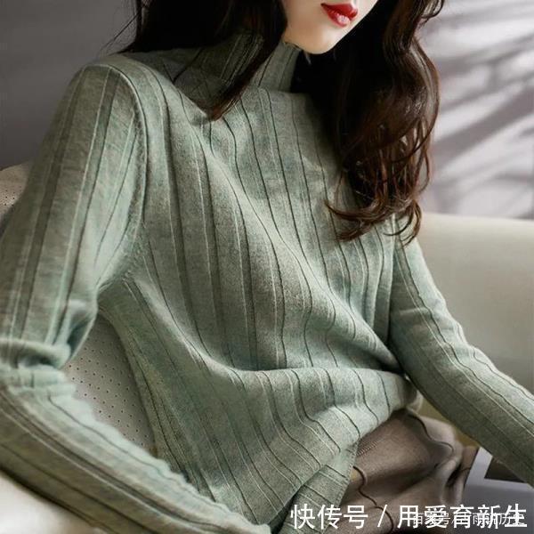 最近流行一种穿法毛衣加烟管裤，照着穿不会出错，温暖整个秋天