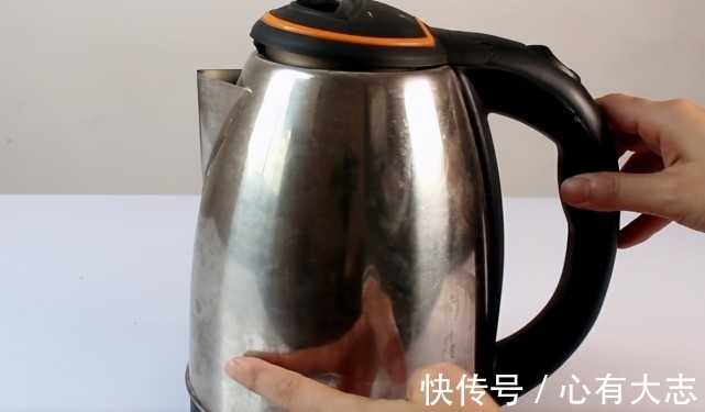 在电热水壶上敷一层纸巾,没想到这么厉害,解决了家家户户的烦恼