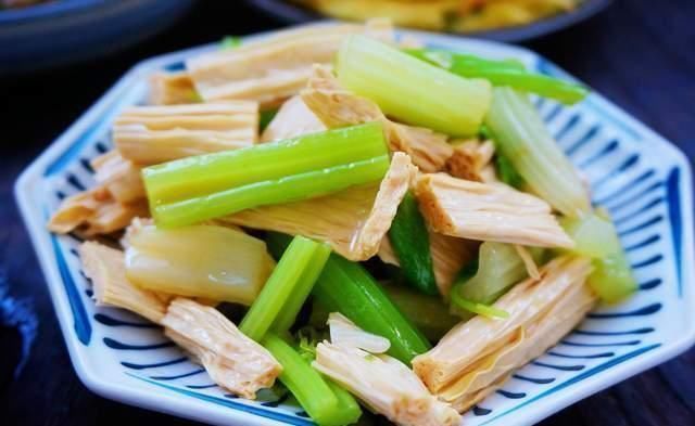 一家三口的精致早餐,讲究搭配,营养丰富,网友:羡慕这样的生活