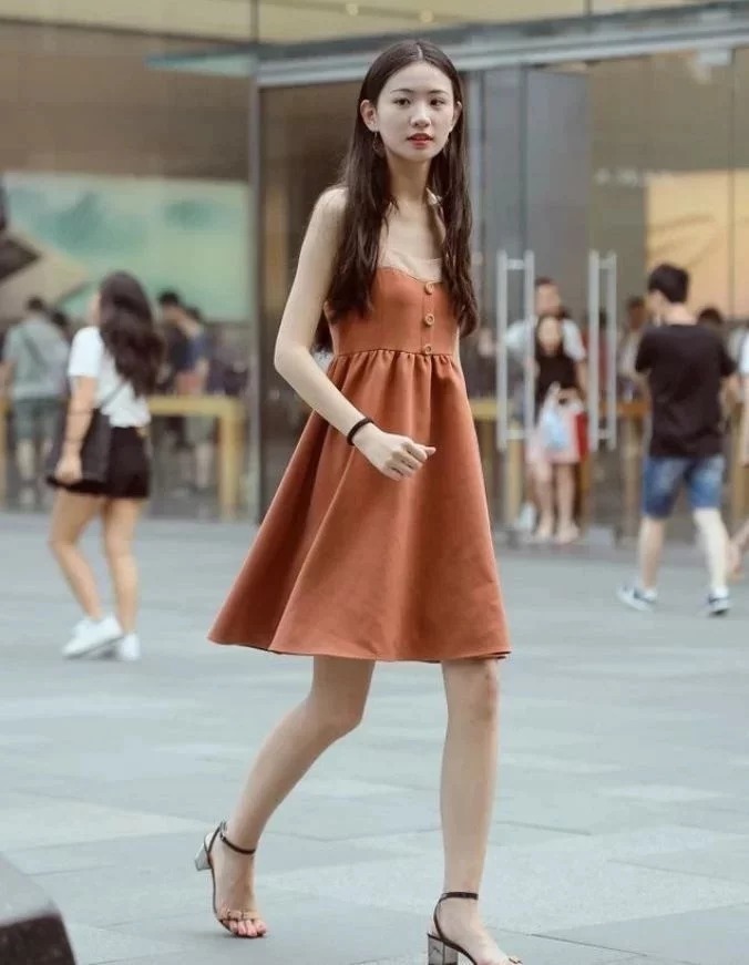 街拍:羞涩可人的小美女,身材紧致动人,甜美可爱