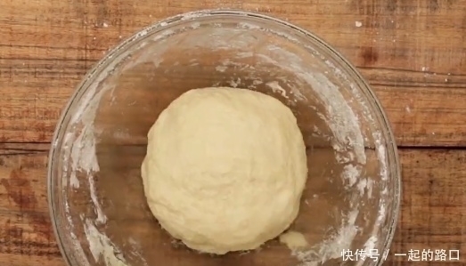 最简单面包做法:不用烤箱不用蒸,香甜又松软,5块钱做一锅