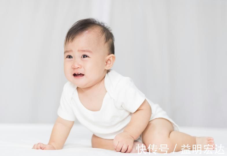 宝宝|宝宝到处爬很危险要阻止吗 爬行对发育有好处,这样鼓励才正确