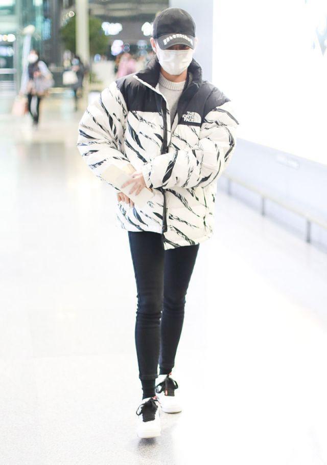 着一双漂亮|何超莲穿条纹羽绒服搭无痕裤, 一双筷子腿太迷人, 运动时尚又健美