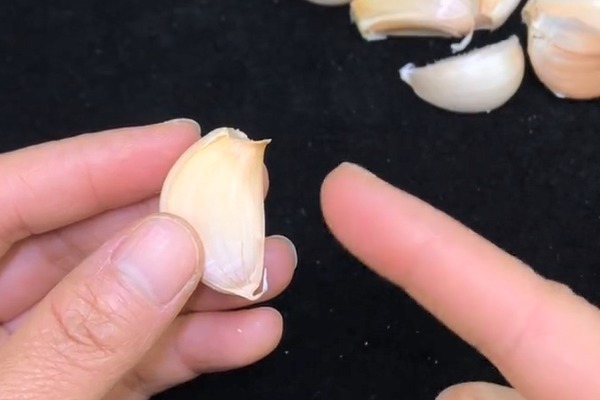 今天才知道，大蒜上藏着一个“小机关”，用手一按，蒜皮自动脱落