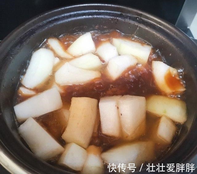 下饭|砂锅排骨炖冬瓜，排骨软烂，美味下饭！