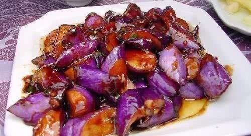 现在才晓得,炒茄子不能先放油,大厨教你1招,不发黑也不吸油