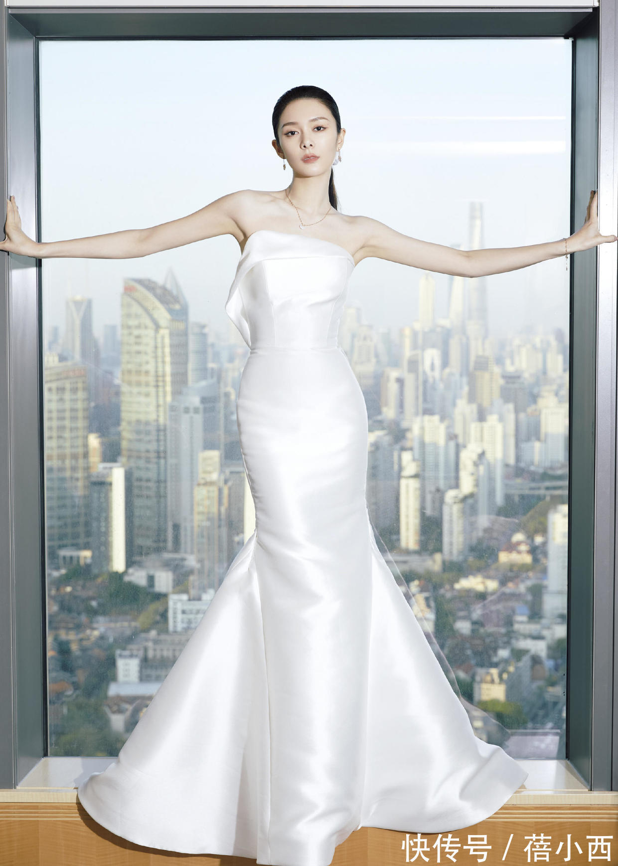 清冷|傅菁真是清冷美人,穿斑马纹上衣配长裤,又美又飒太有女强人气场