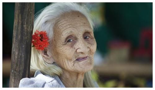 西红柿|岁数大了容易有老年斑？若能做好3件事，或许老了也干干净净