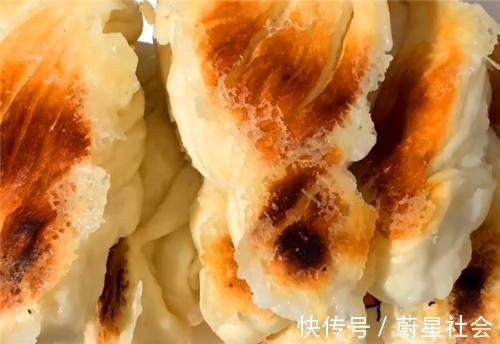 教你一个面粉新吃法,不用油炸不用蒸,出锅吃光光,给肉也不换