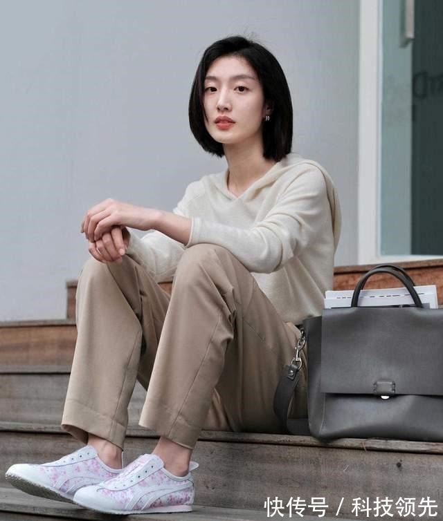 西裤 初秋，卫衣搭配直筒裤简约高级，还能提升气质感，美如初恋女友！