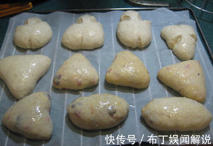 面包|早餐，别再做面饼了，试试这面包，咬一口满嘴喷香，家人都爱吃！