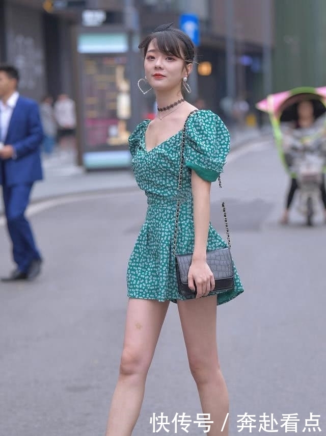 公主|街拍: 公主裙搭配高跟鞋, 透露出迷人气息