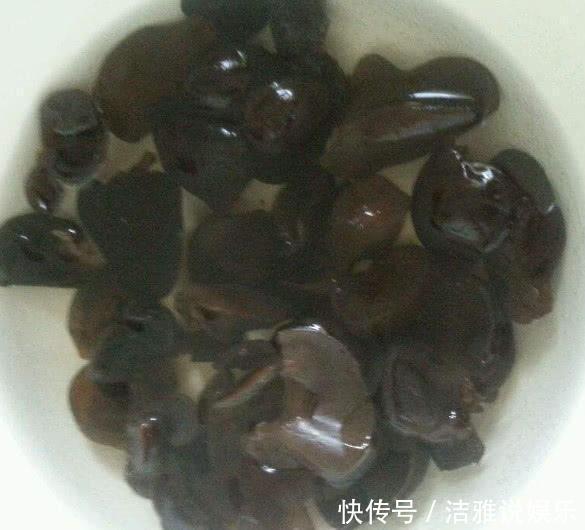 泡木耳,10个人9个错,饭店厨师长教你一招,泡的又快又干净