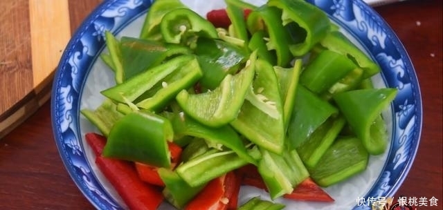 美味|番茄炒辣椒最好吃的做法,简单美味又下饭,看看你喜欢吃不?