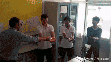 敢坐|妹的心真是大呀,摩托车的后备箱也敢坐,万一不牢靠掉下来就惨了