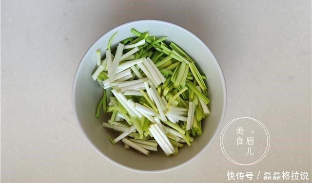 蒜黄这个做法,不用鸡蛋不用肉,比吃鱼吃肉还香,比白菜都受欢迎