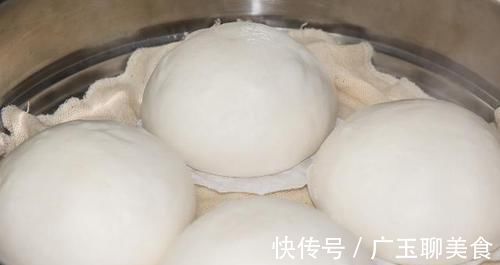 发面蒸馒头，别再用水和牛奶和面了！加它做，馒头又香又白很好吃