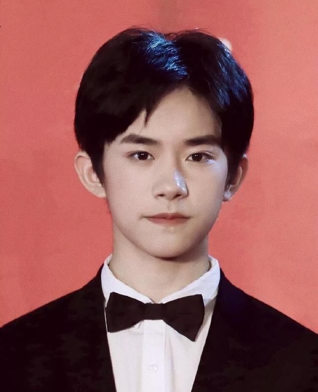 易烊千玺昔日队友处境大公开,路边表演没人看?